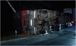 Șofer de TIR, supraviețuire miraculoasă. Bărbatul a scăpat nevătămat după ce mastodontul s-a răsturnat, iar un stâlp a străpuns cabina în care se afla, în Ilfov