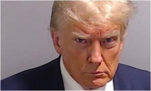 Trump, fotografiat și amprentat la închisoarea din Fulton, unde a stat 20 de minute. După ce a fost pus oficial sub acuzare, a fost eliberat pentru o cauțiune de 200.000$