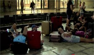 Călătorie infernală cu trenul: după întârzieri de 16 ore, pasagerii s-au sufocat în vagoane fără aer condiţionat. 130 de copii au dormit pe jos, în gară