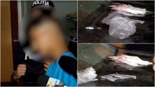Explicația unui tânăr din Capitală, după ce polițiștii i-au găsit 46 de pliculețe cu praf alb în mașină: "E cafeină, de la farmacie. Am pus-o în plicuri"