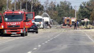 Localnicii din Crevedia se plângeau de mirosul de gaz şi ar fi făcut sesizări. Pompierii continuă şi azi să dea cu apă pe cisterna care a mai rămas