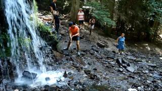 Unde s-au ascuns românii de caniculă, în weekend. Au dat oraşele pe drumeţii la munte şi linişte