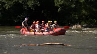 Cât scot din buzunar amatorii de senzaţii tari pentru a scăpa de caniculă. Sute de turişti au ales raftingul pe Crișul Repede pentru a se răcori