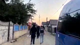 Pădurar, ameninţat cu moartea de un grup de bărbaţi în propria casă. După ce i-a prins la cules ilegal de trufe, l-au atacat pe tatăl acestuia