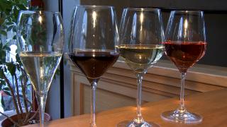 "O fi mai bun, dar şi preţul creşte". Canicula şi seceta scumpesc vinul românesc: Va fi mai puţin, dar de calitate superioară