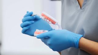 Belgienii se tem să mai meargă la stomatolog din cauza medicilor care şi-au luat diplomele la facultăţile din România