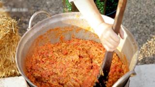 Cât a ajuns să coste zacusca în acest an. În magazine, un borcan este mai scump şi de trei ori