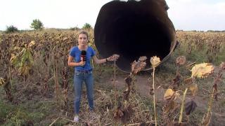 O bucată uriaşă dintr-o cisternă, găsită de echipa Observator la aproape 2 km de locul exploziei din Crevedia. Anchetatorii nu ştiu de existenţa ei