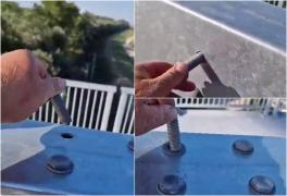 "Ce ai făcut, mă nene, mă? E făcut la fantezie!" Momentul în care un bărbat desprinde cu mâna şuruburile nefixate pe Podul de la Brăila