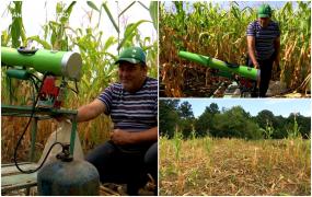 Disperat că nu mai are ce culege de pe câmp, Nea Ion a improvizat un sistem care să ţină porcii mistreţi departe de porumb. A cheltuit 900 de lei, dar speră că merită