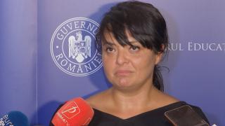 Cinism fără margini: n-au tăiat pensiile speciale, însă acum iau bani de la văduve, orfani şi elevi premianţi. Cazul Laviniei, rămasă singură cu doi bebeluşi