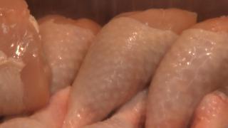 Alertă alimentară în România: 60 de tone de carne contaminată cu salmonella au ajuns în supermarketurile din întreaga țară