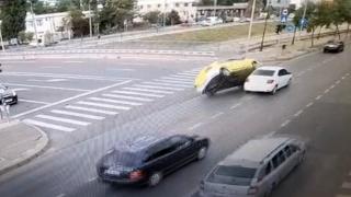 Accident cu 3 victime în Iași, după manevra riscantă a unui șofer. Impactul a fost surprins de camerele de supraveghere