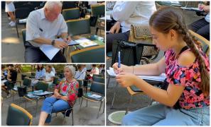 Românii care s-au adunat să scrie după dictare, de Ziua Limbii Române. Au venit şi copii, dar şi bătrâni de 80 de ani