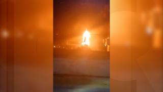 O explozie a cutremurat locuinţele gălăţenilor seara trecută. Un transformator a luat foc, în urma unui scurtcircuit