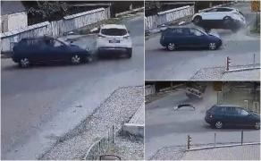 Momentul în care o maşină se rostogoleşte pe o şosea după ce este spulberată de un alt vehicul. Acroşare puternică filmată în Neamţ
