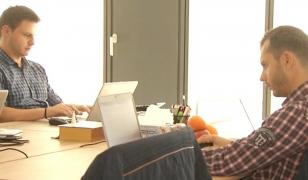 Angajaţii români, plătiţi cu bani puţini. Numărul românilor obligaţi să se descurce cu salariul minim pe economie