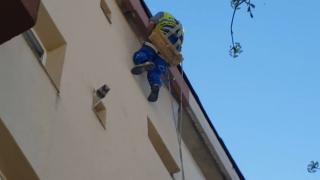 "Au ţipat la ea că omoară un om". Un alpinist utilitar din Galaţi, la un pas de moarte după ce o bătrână a tras violent de corzile cu care era asigurat