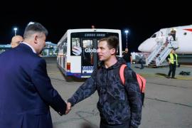 Primul pacient român tratat în străinătate după exploziile de la Crevedia a revenit cu bine în ţară. Mesajul premierului Ciolacu