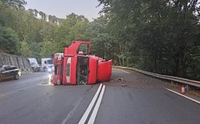 Un TIR încărcat cu peleți a blocat DN13. Camionul s-a răsturnat pe șosea, după ce șoferul a pierdut controlul volanului