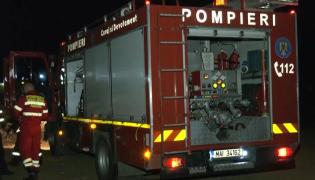 Incendiu puternic în Voluntari, în apropierea unui complex comercial. Flăcările s-au aprins din senin la o fostă stână