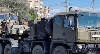 Haos în traficul din Arad, după ce un vehicul militar a rupt un stâlp de electricitate. Circulaţia tramvaielor, blocată ore în şir