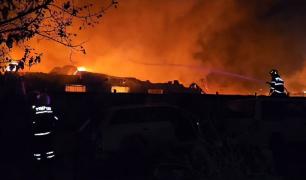 Incendiu devastator în Slatina, zeci de pompieri au luptat ore bune cu vâvătaia. O hală în care era amenajat și un spațiu de locuit s-a făcut scum