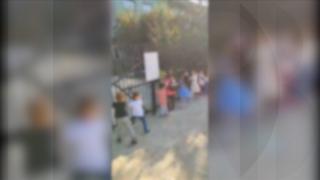 Copii, obligaţi să protesteze în faţa unei grădiniţe închise, într-o comună din Neamţ. Au fost puşi de părinţi să tragă de poarta şcolii