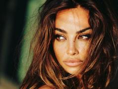Mădălina Ghenea, incendiară pe reţelele de socializare. Românca s-a postat în lenjerie intimă