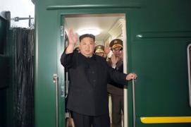 Cum arată trenul blindat al lui Kim Jong Un tras de locomotive ruseşti. Nimeni nu ştie unde se va întâlni exact cu Putin: "Când voi ajunge acolo, veți ști"