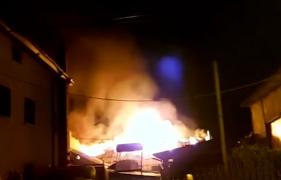 Incendiu de proporţii în Craiova. Ce se afla în curtea locuinţei în care a pornit vâlvătaia