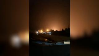 "A lovit-o chiar lângă noi! S-a simţit suflul! M-a împins în spate". Reacţia unui român care a filmat momentul când o dronă cade la doar 200 de metri de graniţă