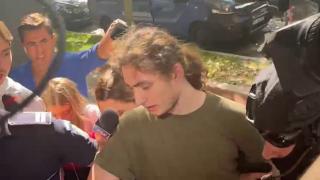 "Îmi pare rău pentru tot. Nu pot să dau timpul înapoi". Momentul în care Vlad Pascu a fost adus în cătuşe la DIICOT, flancat de poliţie