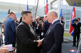 Vizita lui Kim Jong Un în Rusia s-a încheiat. Liderul nord-coreean şi Vladimir Putin şi-au oferit în dar unul altuia câte o puşcă