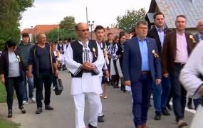 Transhumanţa, obiceiul vechi care se păstrează cu sfinţenie de sute de ani. Participanţii se îmbracă în cele mai bune costume populare