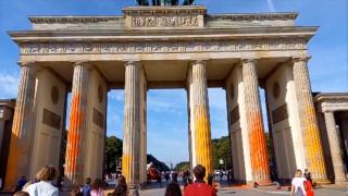 Activiştii de mediu au spoit Poarta Brandenburg din Berlin cu vopsea. Protestatarii cer încetarea folosirii combustibililor fosili