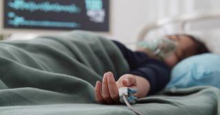 Adolescentă de 17 ani din Vaslui, la spital după ce a născut acasă în urmă cu o săptămână. Fătul a fost găsit aruncat în toaletă