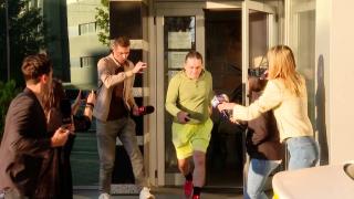 Tatăl lui Vlad Pascu a dat cu subsemnatul la Poliţie în pantaloni scurţi şi făcând jogging printre jurnalişti
