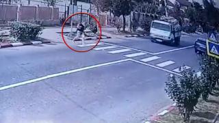 Momentul în care o femeie cu un copil în braţe este lovită în plin pe trecerea de pietoni. Tânăra traversa regulamentar strada