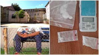 Doi tineri, prinși cu droguri în curtea unui liceu din Timișoara la care nu învățau. Ce explicații le-au dat jandarmilor