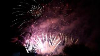 Cerul Timişoarei, luminat de o tonă de artificii. Cei mai buni pirotehnişti din ţară au făcut un show incendiar seara trecută