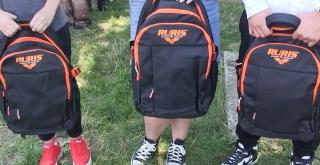 Mii de copii din 20 de judeţe au primit ghiozdane echipate, prin intermediul Fundaţiei Mereu Aproape, graţie unui program menit să limiteze abandonul şcolar