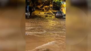 Imagini dramatice în timpul codului roşu de vijelii din Craiova. Au rămas cu maşina blocaţi în pasaj, care a început să se inunde