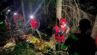 O turistă a căzut în gol 13 m, în Cheile Bicazului. Elicopterul nu a putut interveni, salvamontiştii au cărat-o pe targă timp de 6 ore