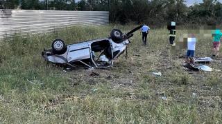 Un tânăr fără permis a furat o maşină şi a fugit de poliţie cu 160 km/oră, în Vrancea. Hoţul a ajuns la spital, după ce s-a răsturnat pe câmp