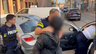 Cu pistolul în mână, un tânăr a băgat spaima-n trecători, pe o stradă din Timişoara. După ce l-au prins, poliţiştii şi-au dat seama că arma e de jucărie