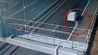 Momentul în care un turc se aruncă dintr-o maşină aflată în mers pe A1 Deva - Nădlac, după o ceartă cu iubita. Se află în comă, la spital