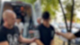 O glumă îi va costa ani de închisoare. Mascaţi şi înarmaţi, 9 tineri din Iaşi au spart o petrecere şi au furat tot ce se putea