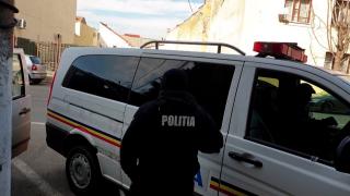 Și-a pus colega la pământ și a lovit-o cu picioarele până a desfigurat-o, în fața celorlalți elevi. Elevul de 17 ani din Mioveni a fost arestat