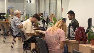 Românii îşi iau concediu pentru a plăti taxele. În România digitalizată, statul la coadă e sport naţional: "E nevoie de zile libere să rezolvi"